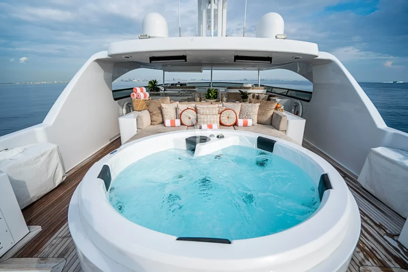 Flybridge Jacuzzi 
