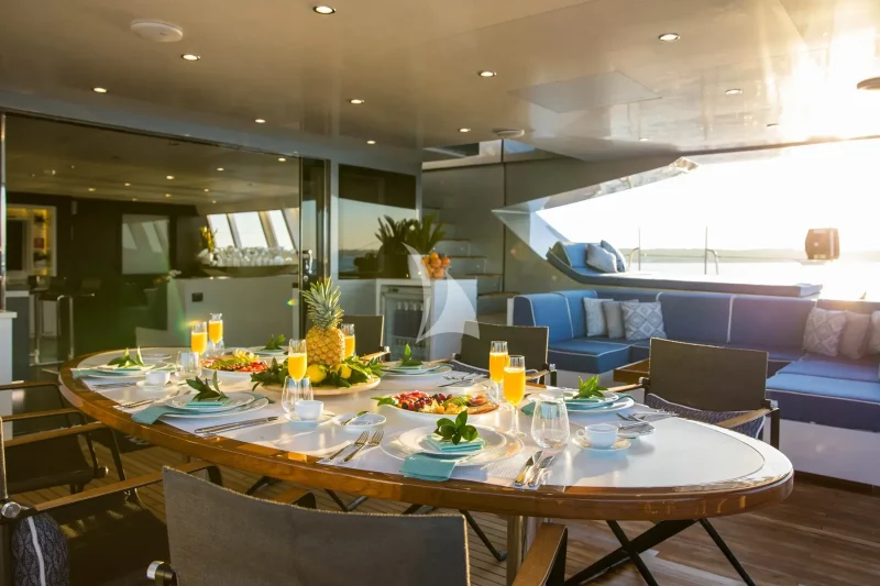 Cockpit table - ÃÂ© Stuart Pearce