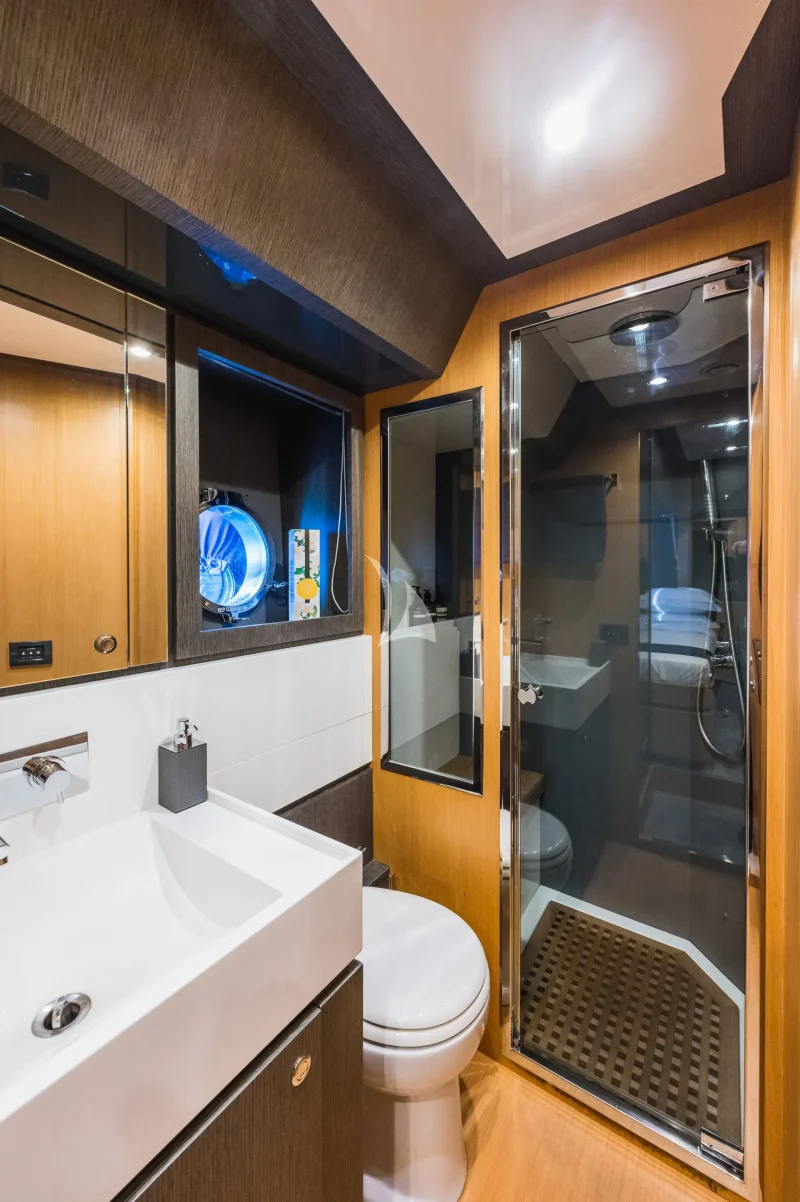 M/Y SILVER BREEZE Bathroom twin 1