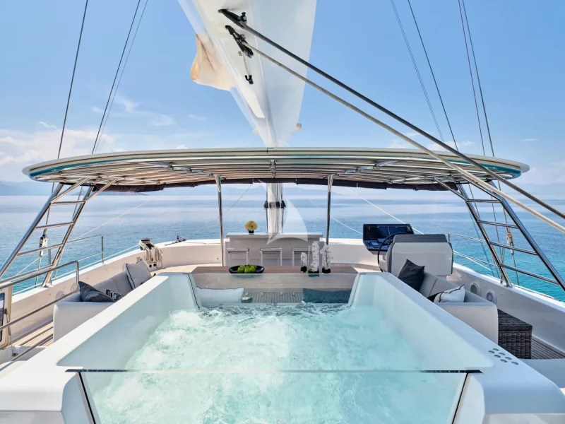 Fly bridge jacuzzi