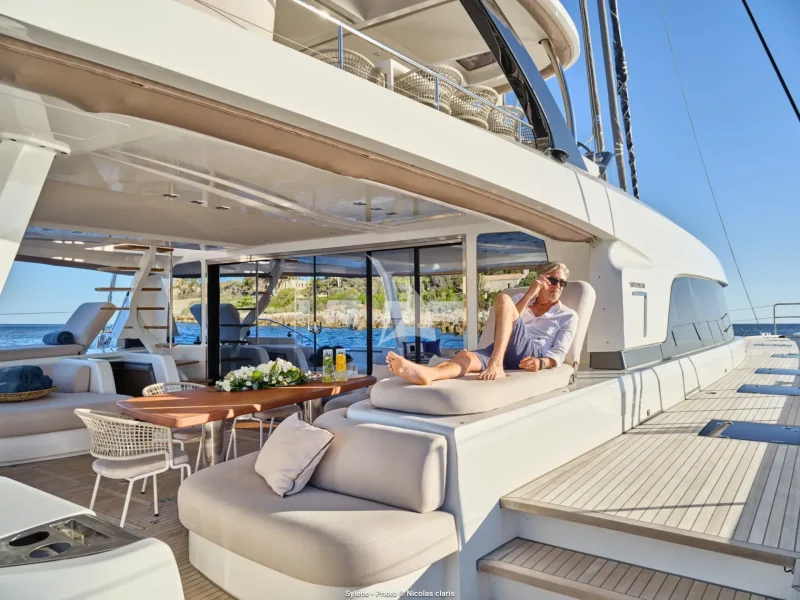 Large Cockpit & sunbathing areas