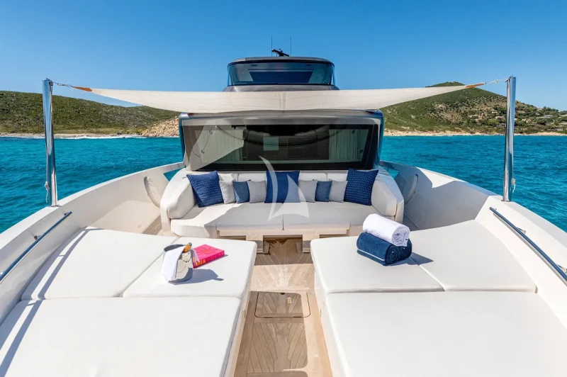 Foredeck seating/lounging area