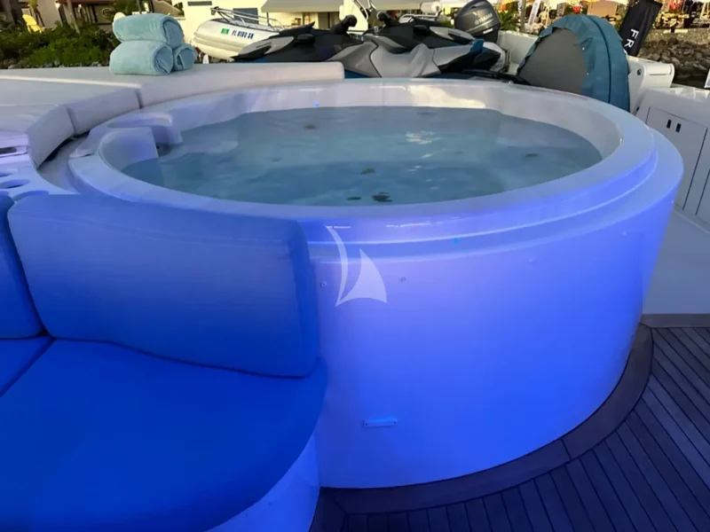 Flybridge Jacuzzi 