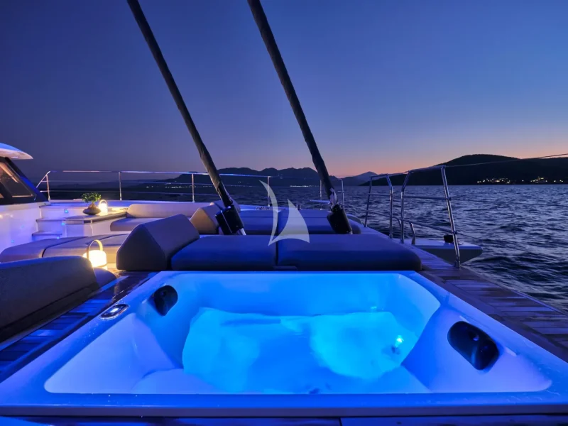 Jacuzzi Fore Deck 