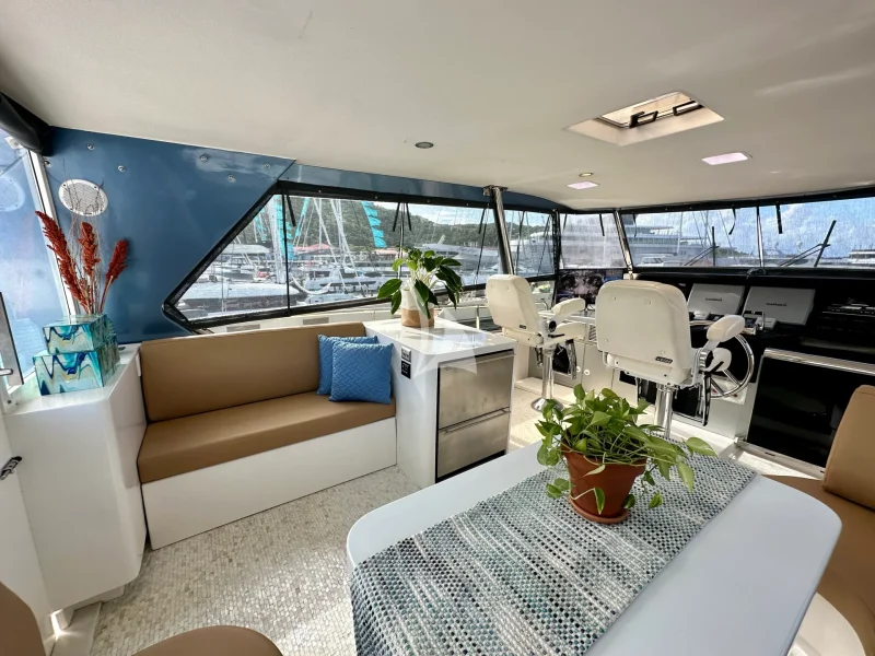 Pilot house / Flybridge interior 