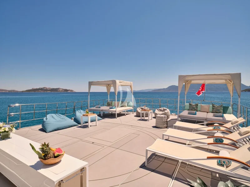 Full Flybridge for sunbathing with launch seats 