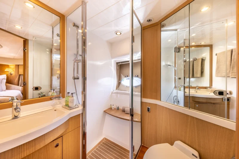 M/Y P'TITE BOUILLE VIP Cabin Ensuite