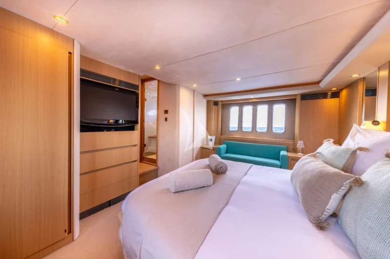 M/Y P'TITE BOUILLE Master Cabin