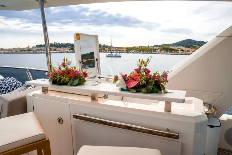 MINI GALLEY / BAR ON FLYBRIDGE
