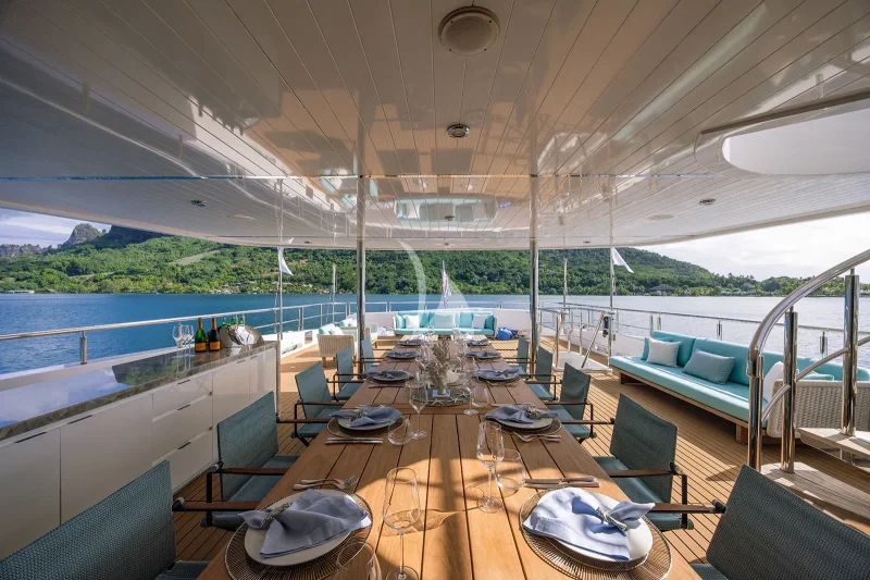 Outdoor bridge deck dining