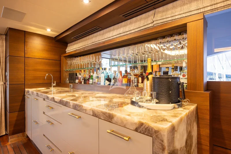Upper deck bar