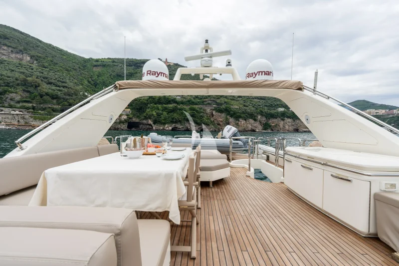 Sundeck dining zone 