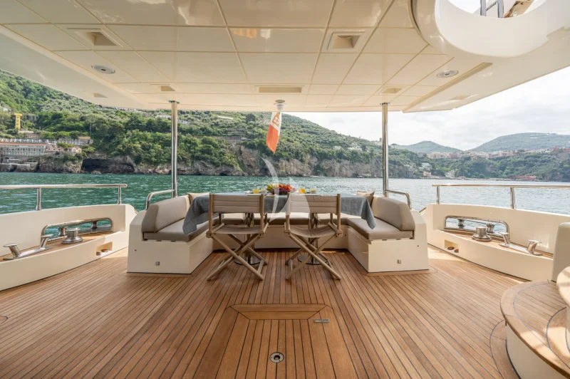 Aft deck dining zone