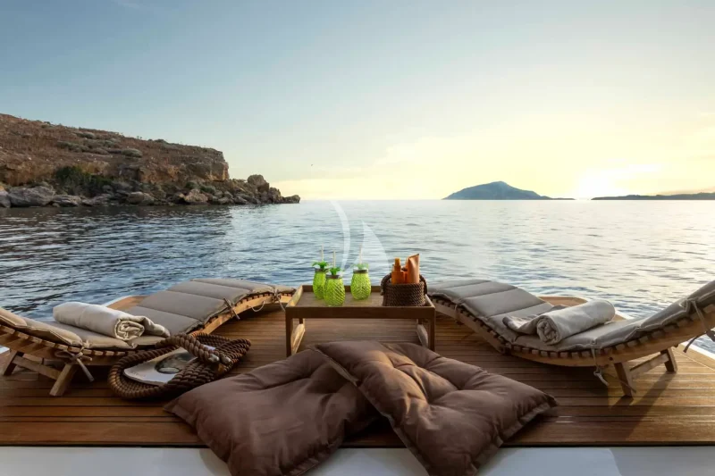 The spacious see through Beach Club with 2 large opening platforms on the sides and a door leading to the stern platfrom offers endless hours of fun and relaxation by the sea 