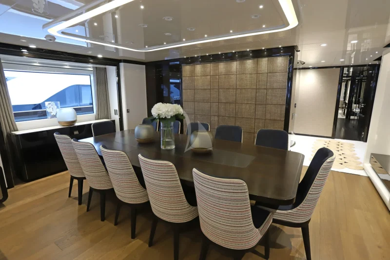 Main deck salon - dining
