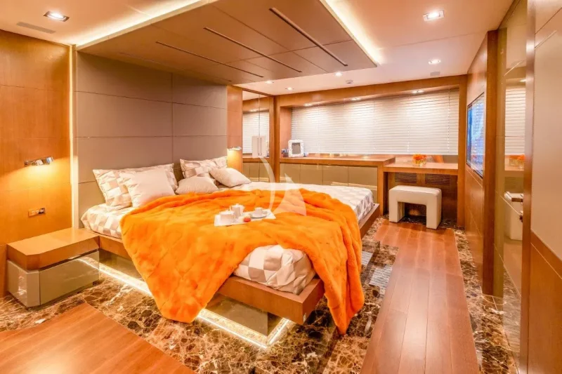 Owner's cabin optional bedding.
