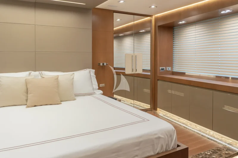 Owners Cabin neutral bedding