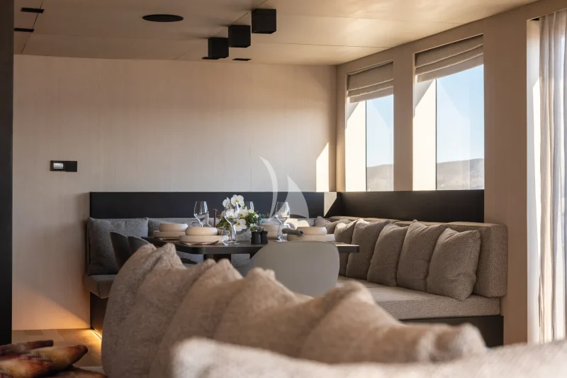 Salon & Dining Area
