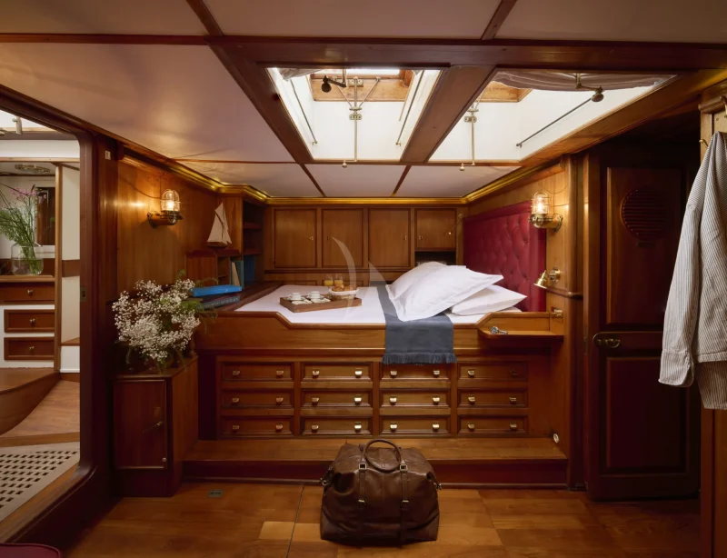 Black Swan - master cabin