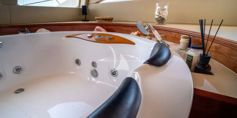 HOUBARA - master cabin jacuzzi