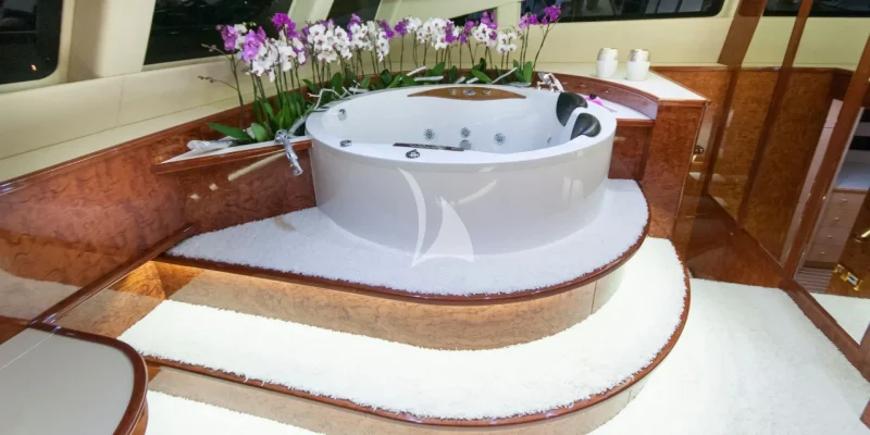 HOUBARA - master cabin jacuzzi