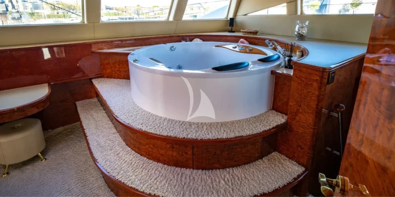HOUBARA - master cabin jacuzzi