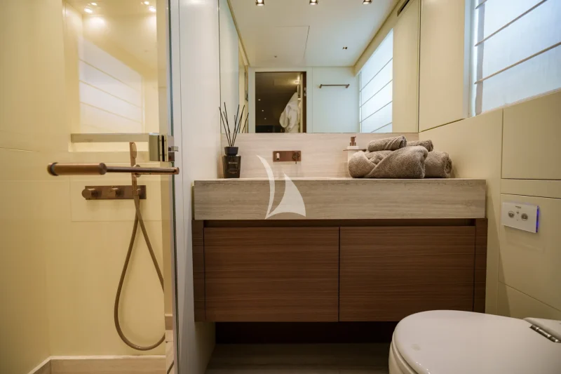 Guest Stateroom - En Suite Bathroom