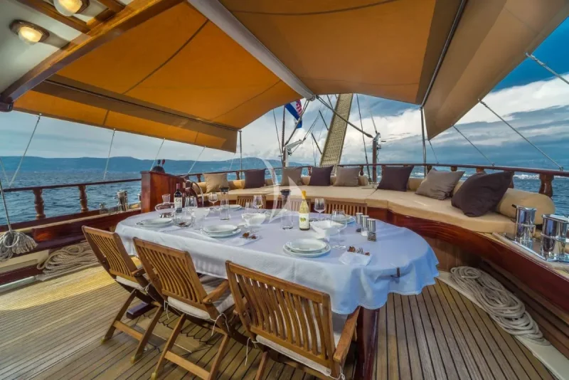 Aft dinning table
