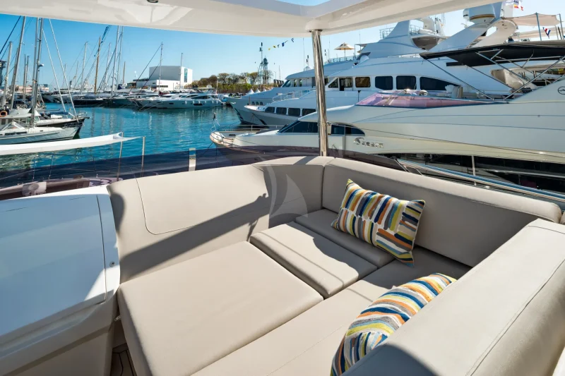 flybridge's forward lounge 