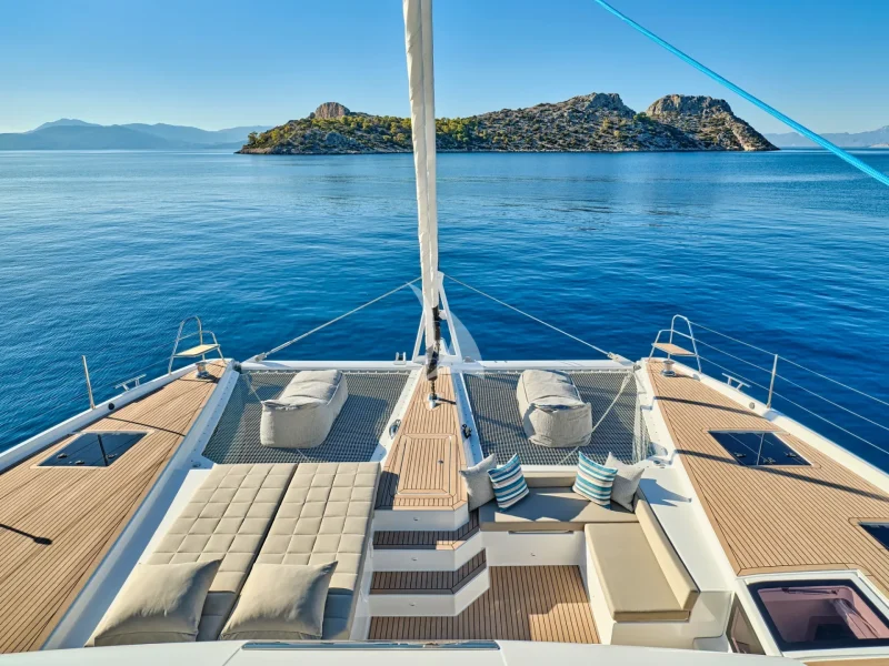 Foredeck lounges