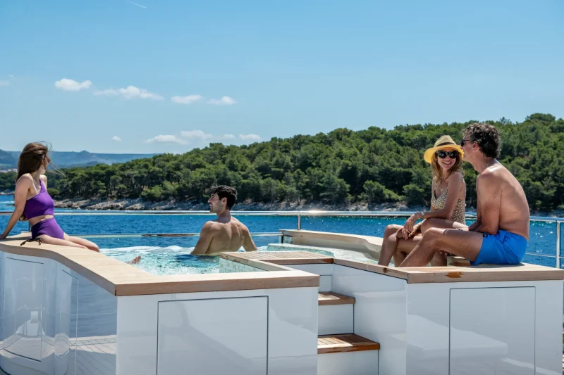 Sundeck jacuzzi