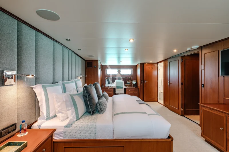 VIP Stateroom - King-sized Bed