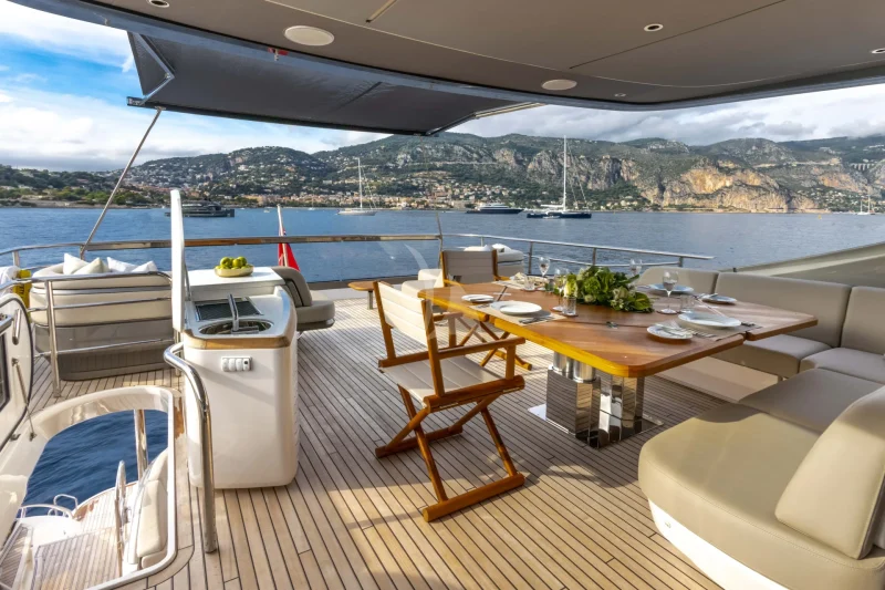 M/Y KORA - Flybridge Seating & Dining