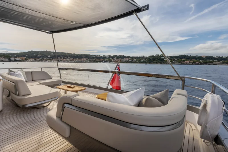 M/Y KORA - Flybridge Seating & Dining
