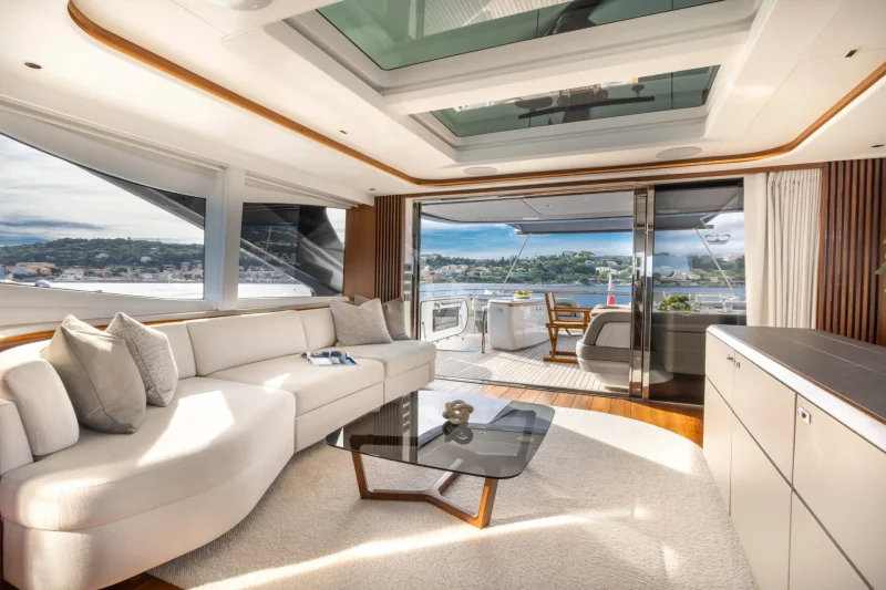 M/Y KORA Upper Deck / Flybridge Lounge