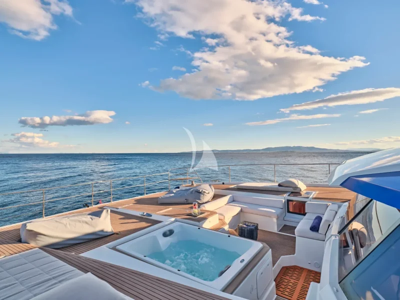 Front Deck - Jacuzzi 