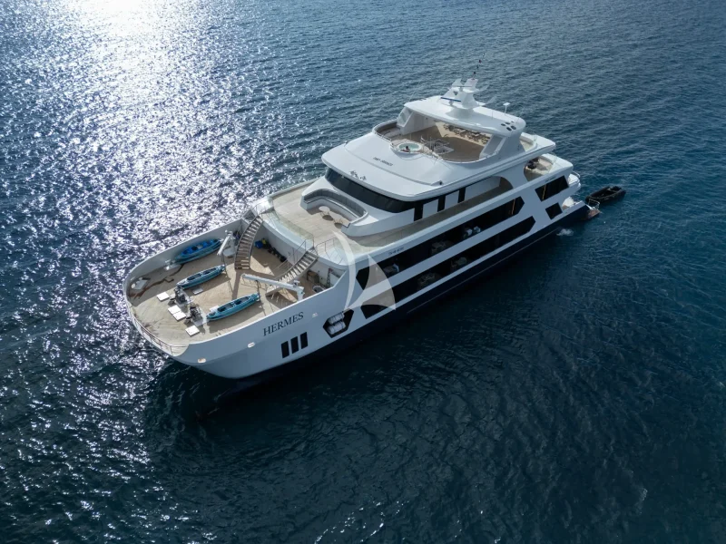 Hermes at anchor front quarter