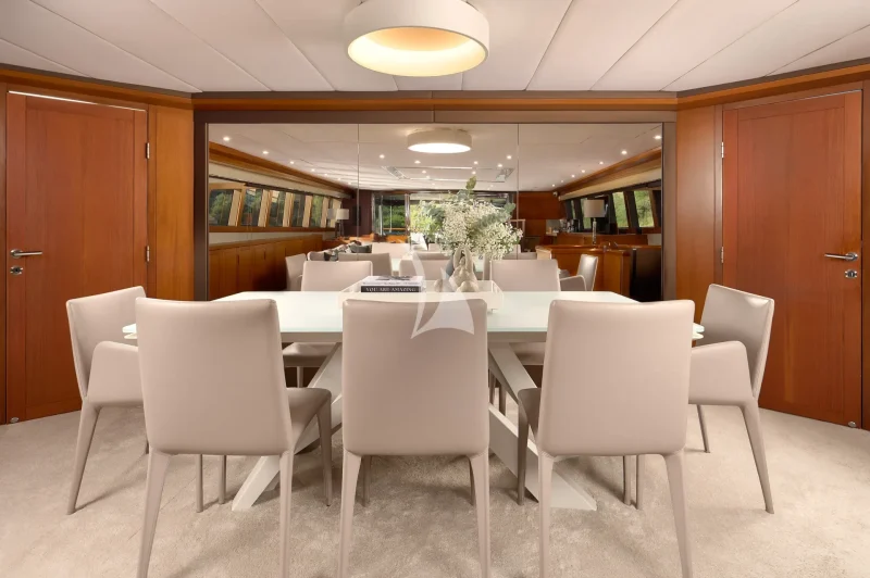 San Limi Salon dining table