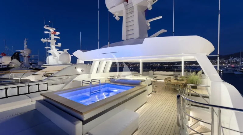 Sundeck Jacuzzi