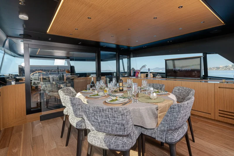 NEW YORK - UPPER DECK DINING TABLE