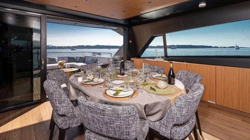 NEW YORK - UPPER DECK DINING TABLE