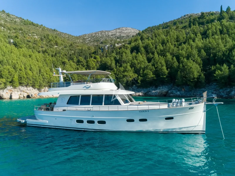 CLOUD 9 Starboard side