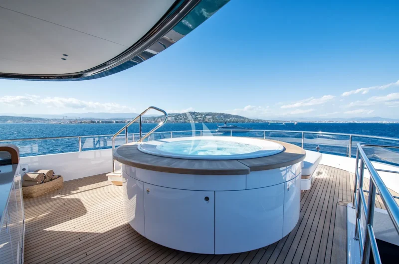 NORTHERN ESCAPE | Sun Deck Jacuzzi