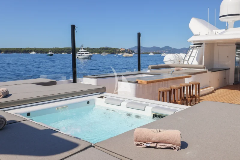 Sun Deck: Jacuzzi