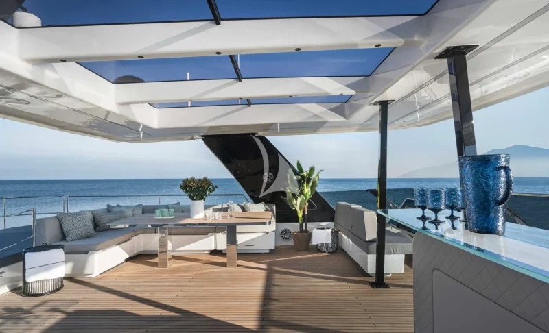 Bar and dining table flybridge