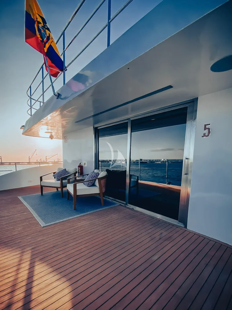 Upper deck / double cabin balcony