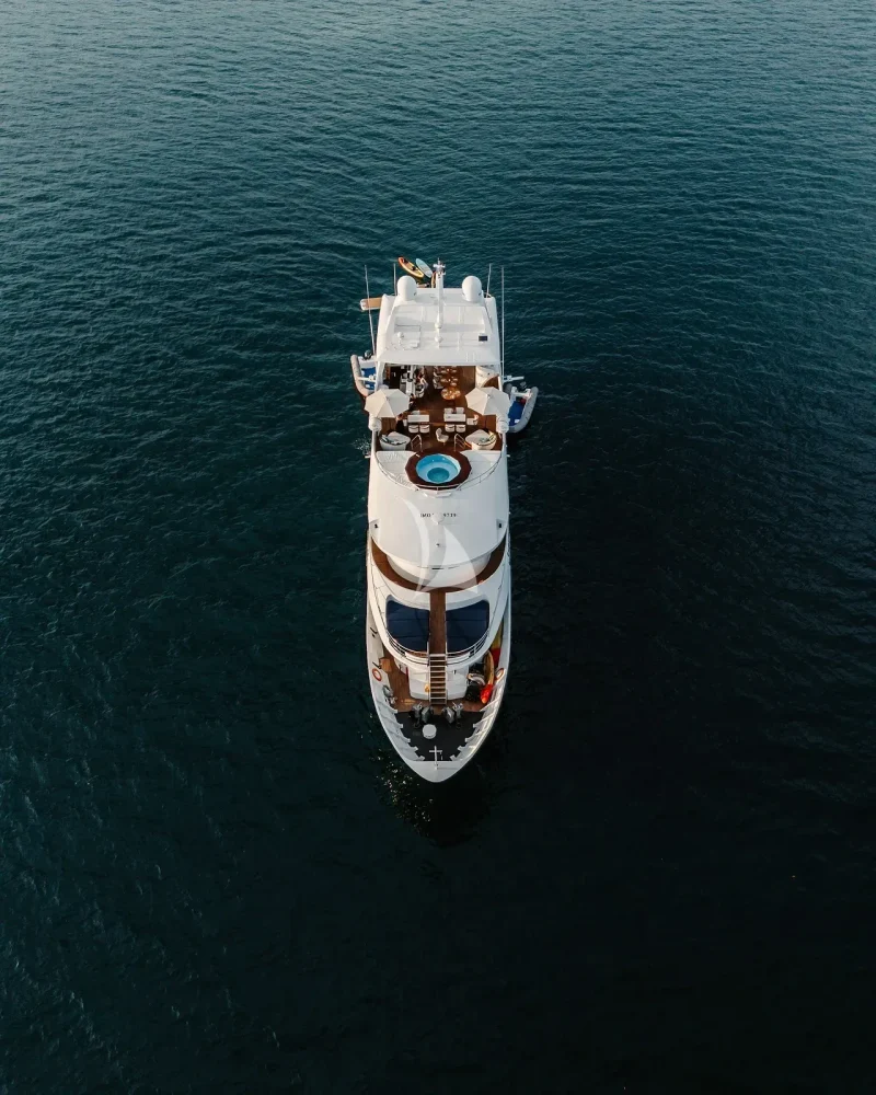 Kontiki Wayra full yacht view