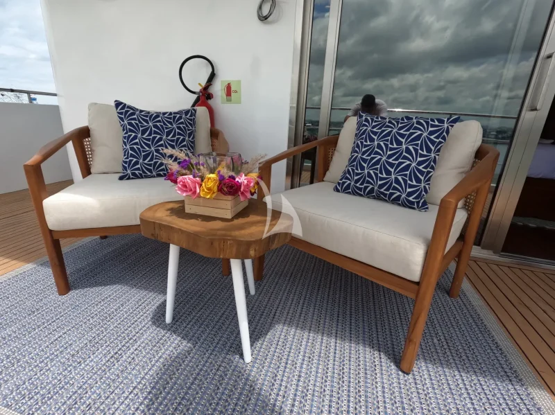 Double cabin balcony seating