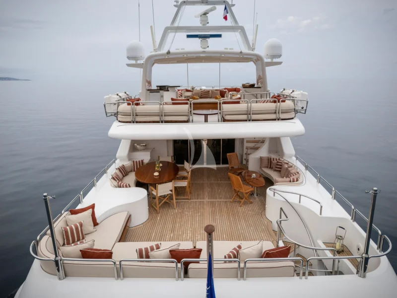 New table and lounging bridge deck aft 