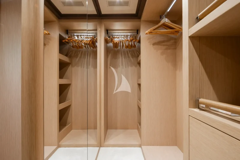 Walk in wardrobe 